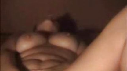 Busty sarışın büyük göğüsleri gösterir ve sonra kendini hd türbanlı porn okşadı