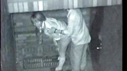 Genç adam bir webcam türk yaşlı porn masturbates