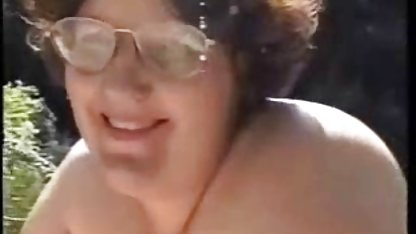 Japon kız ünlulerin pornosu bir oyuncakla masturbates ve yüzünde cum alır