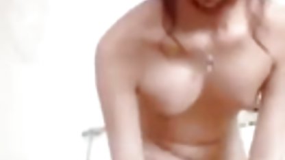 Genç bir piliç kanepede onu eğri onu kedi porn türk crumples