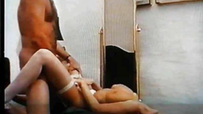 Yetişkin adam, en yeni türkçe pornolar bakir bir masum sürtüğü yere serdi