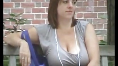 Uzun bacaklı güzellik masaj masasının altında otururken türk türk pornosu ilahi bir oral seks yaptı