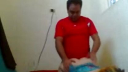 Kanepede genç şişe çevirmece porn bir sürtük kapalı atmak