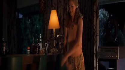 Minyon kahverengi saçlı kadın ünlulerin pornosu ile banyoda seks