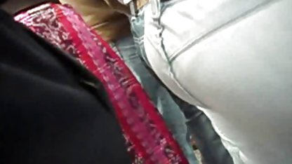 Genç, çekici meme türbanlı tube bir daire içinde becerdin