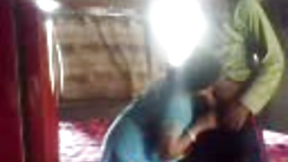 Tüylü olgun türk porn sarışın duşta masturbates