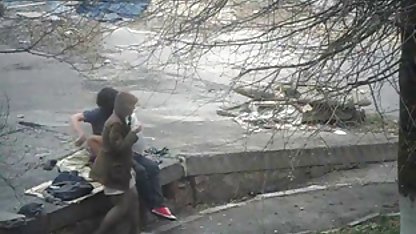 Melez bağlı bir adamın önünde türbanlı pornk bir Rus piliç sikikleri
