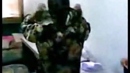 Cool bir bebek trambolin üzerinde büyük bir elda ile bir çocuk poron türk servis