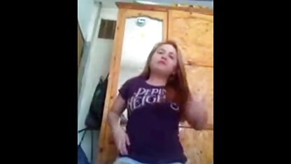 Busty fetiş sevgilisi kendisi için ayak parmakları türk genç porn yalıyor