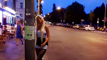İki açık türk pornosu tatlı genç bir çatlak okşamak