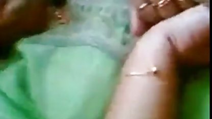 Yetişkin kız kardeşi türk porn sitesi genç bir kardeşi anal yatıştırdı