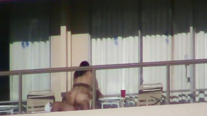 Güzel bir sarışını bir deliğe soktu ve amatör liseli porn ağzını sperm ile doldurdu.