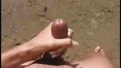Rus fetişisti kapalı kadın pornosu bağlı bir ortağın bacaklarını kapsıyor